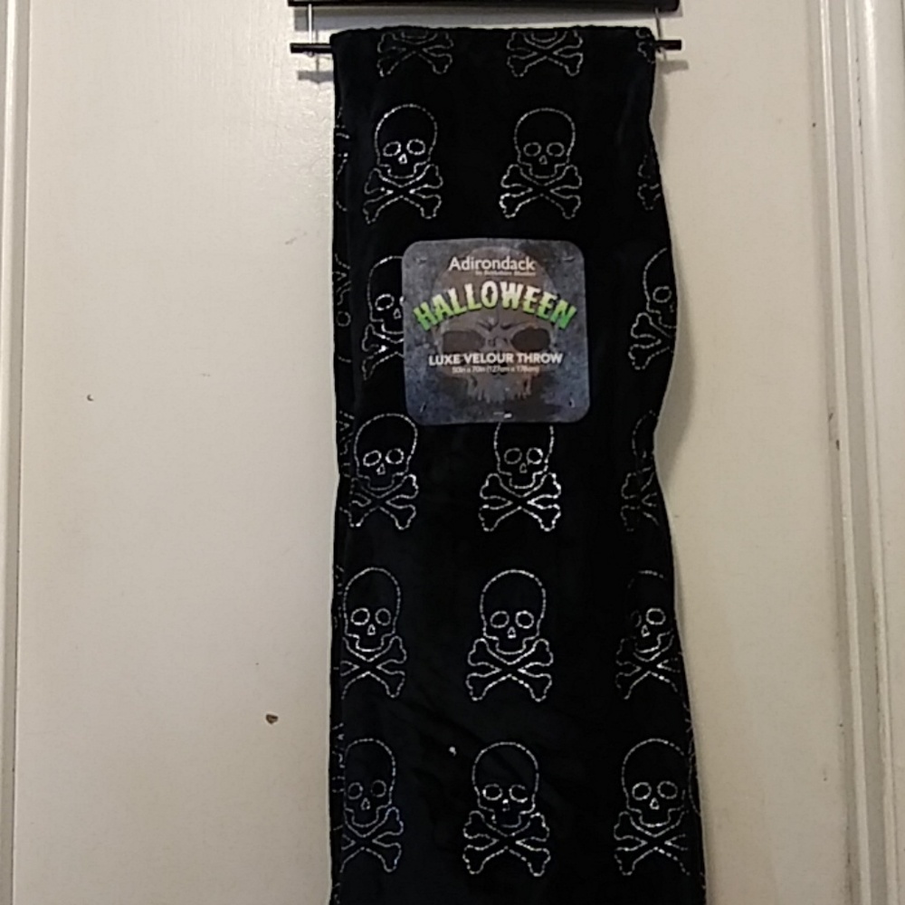 Halloween skulls plush throw blanket 💀NEW